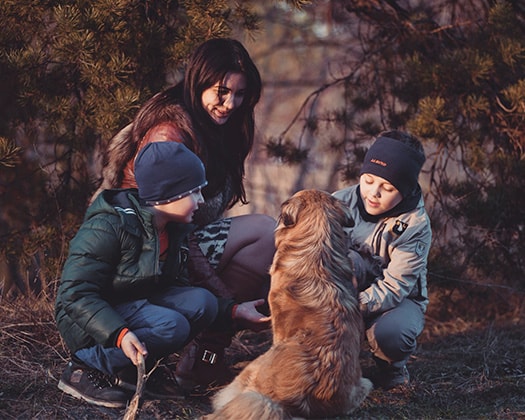 Mutter und Kinder mit Hund