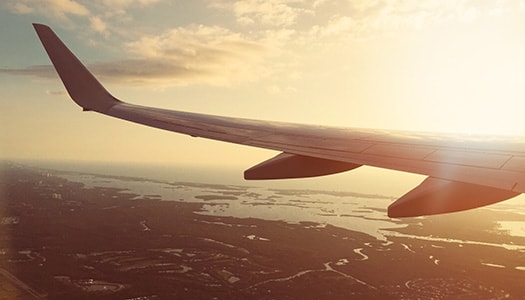 Blick auf Flugzeugflügel